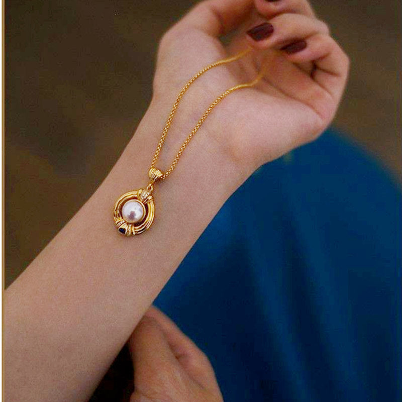 Anhänger mit Süßwasserperlen im mittelalterlichen Stil und goldenes Armband | Halskette mit goldenem Perlenanhänger | Armband aus Gold und Diamanten