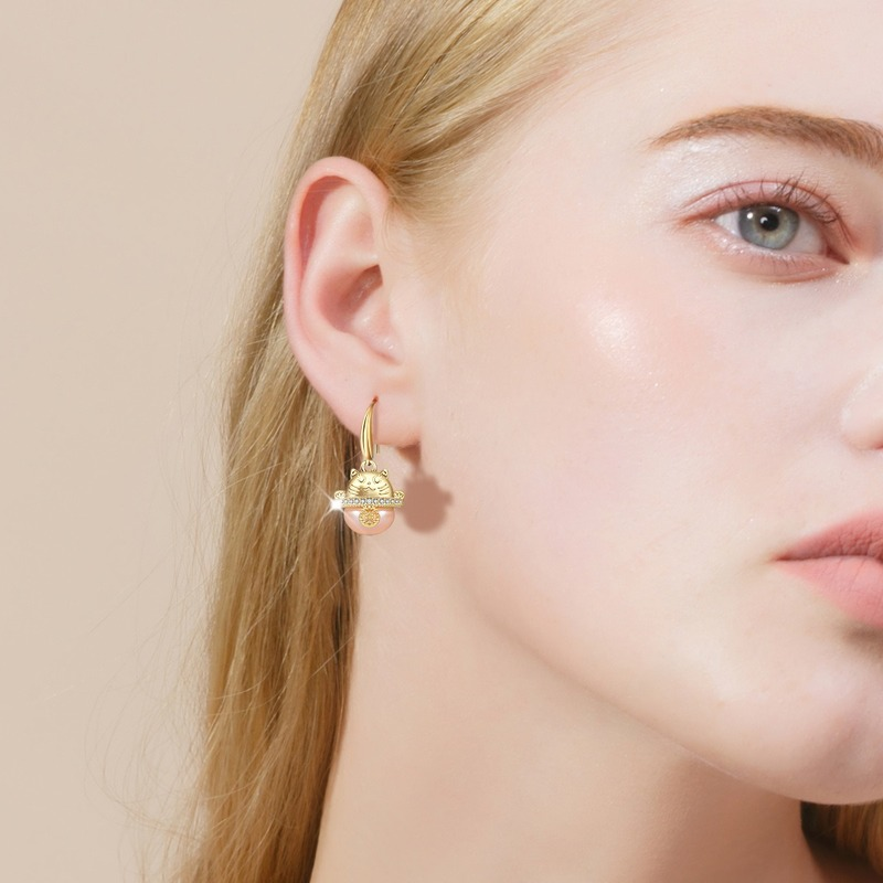 Aretes colgantes de perlas cultivadas de agua dulce con tema de gato de la fortuna en oro de 14 k sobre plata de ley