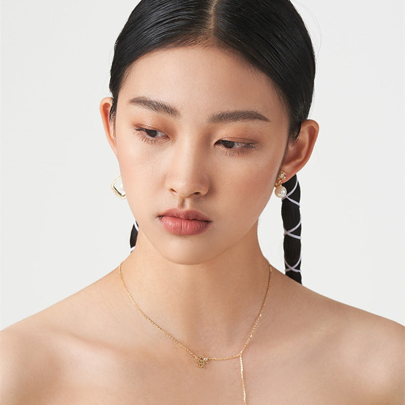 Pendientes colgantes de perlas de flores | Pendientes colgantes de diamantes y perlas rosas | Pendientes de perlas con clip para piercing y no piercing (10 mm)