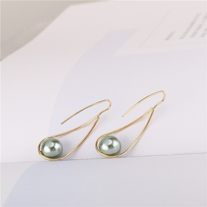 Pendientes colgantes de perlas triangulares | Pendientes de perlas grises | Pendientes de gancho de pastor chapados en oro de 14 quilates