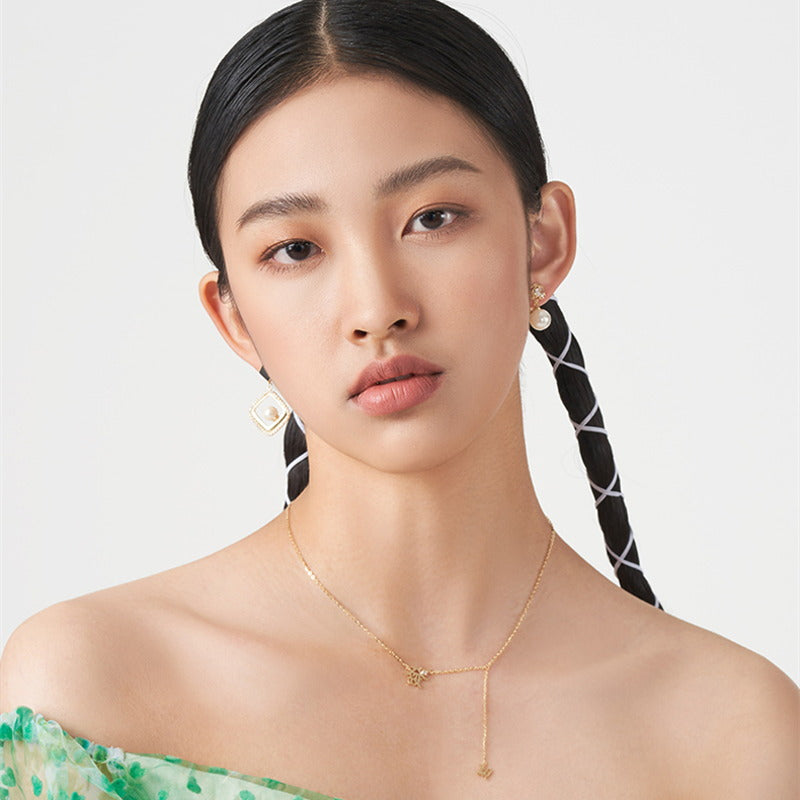 Pendientes colgantes de perlas de flores | Pendientes colgantes de diamantes y perlas rosas | Pendientes de perlas con clip para piercing y no piercing (10 mm)