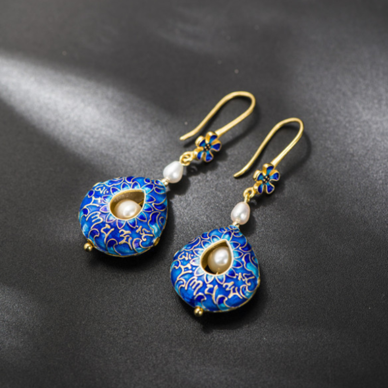 Aretes colgantes estilo cloisonné de perlas cultivadas de agua dulce en oro de 14 quilates sobre plata de ley (4-5 mm)