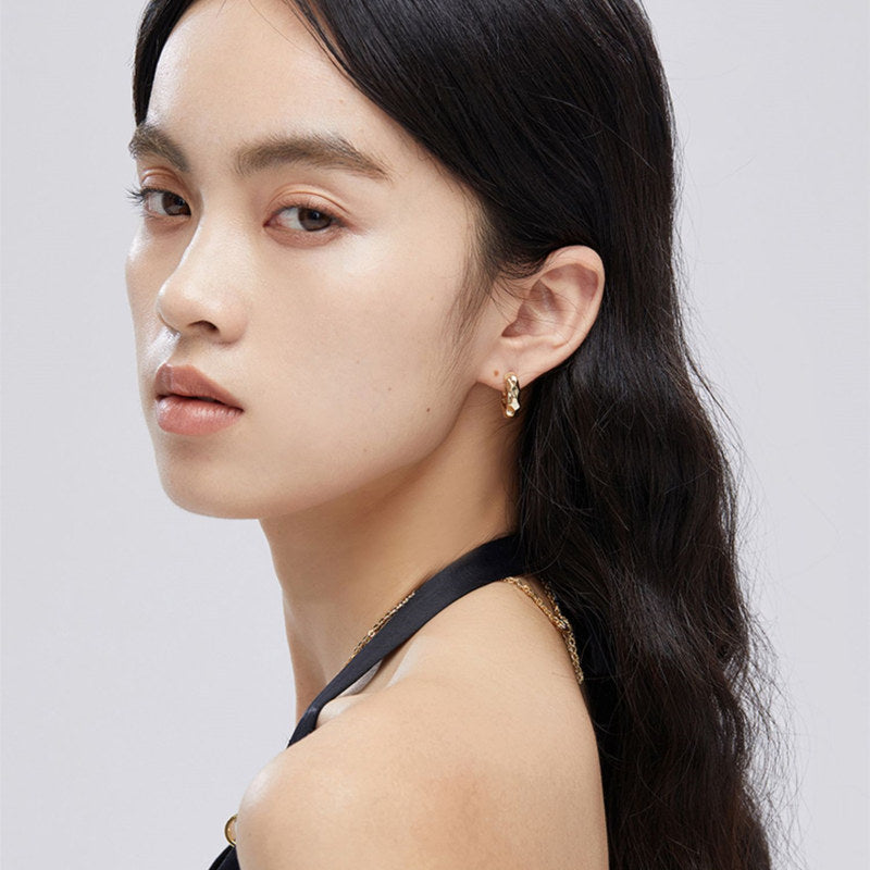 Gewellte Oberfläche Huggie Ohrringe | Kleine Creolen in Gold und Silber