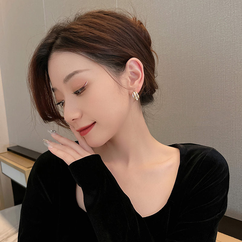 Pendientes de aro pequeños | Pendientes de Nácar | Aretes Huggie de diamantes con alfileres de plata de ley