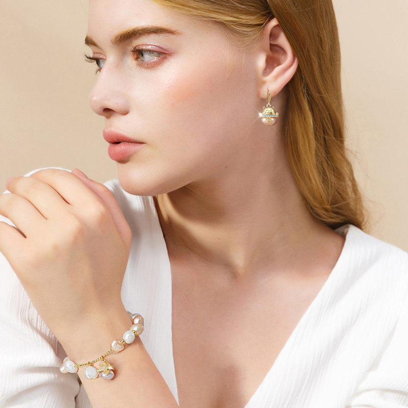 Aretes colgantes de perlas cultivadas de agua dulce con tema de gato de la fortuna en oro de 14 k sobre plata de ley