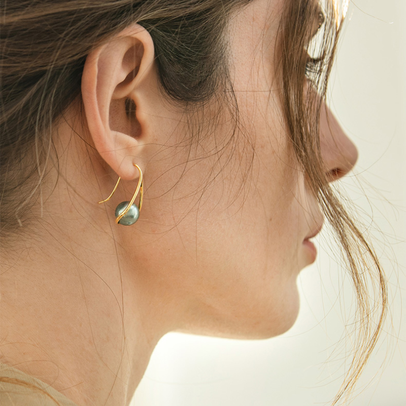 Pendientes colgantes de perlas triangulares | Pendientes de perlas grises | Pendientes de gancho de pastor chapados en oro de 14 quilates