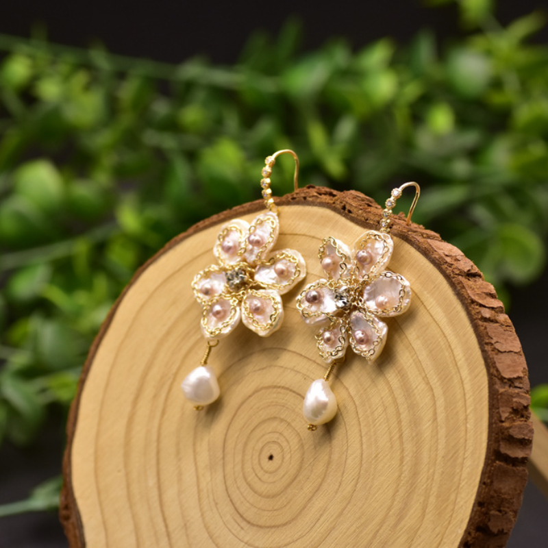 Aretes colgantes de perlas barrocas con flores en oro de 14 quilates sobre plata de ley (9-10 mm)