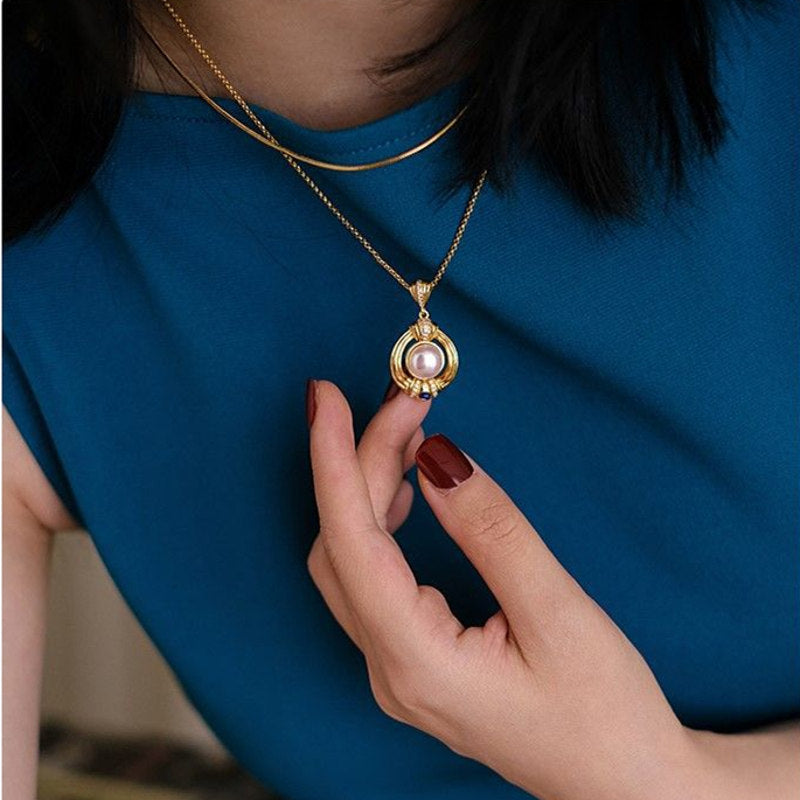 Anhänger mit Süßwasserperlen im mittelalterlichen Stil und goldenes Armband | Halskette mit goldenem Perlenanhänger | Armband aus Gold und Diamanten