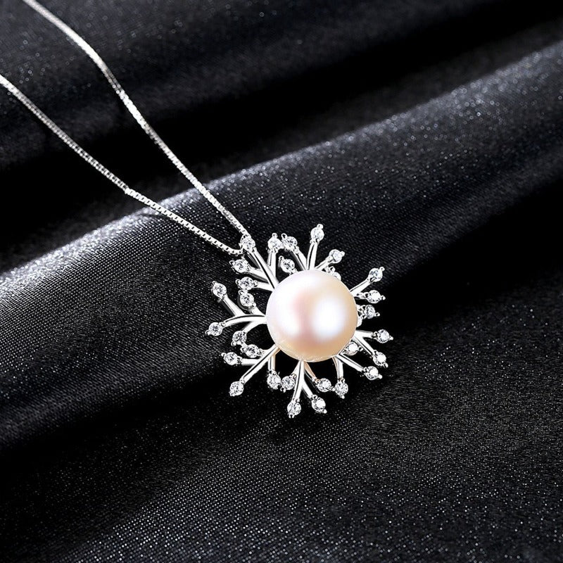 Einzigartige Halskette mit Süßwasserperlen- und Diamantanhänger aus Weißgold (8–8,5 mm)