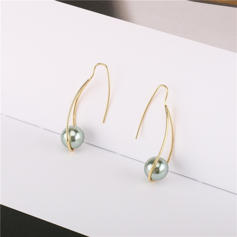 Pendientes colgantes de perlas triangulares | Pendientes de perlas grises | Pendientes de gancho de pastor chapados en oro de 14 quilates