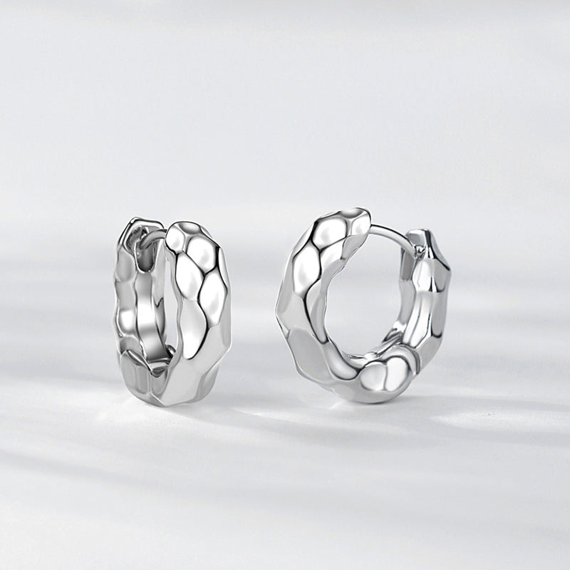 Gewellte Oberfläche Huggie Ohrringe | Kleine Creolen in Gold und Silber