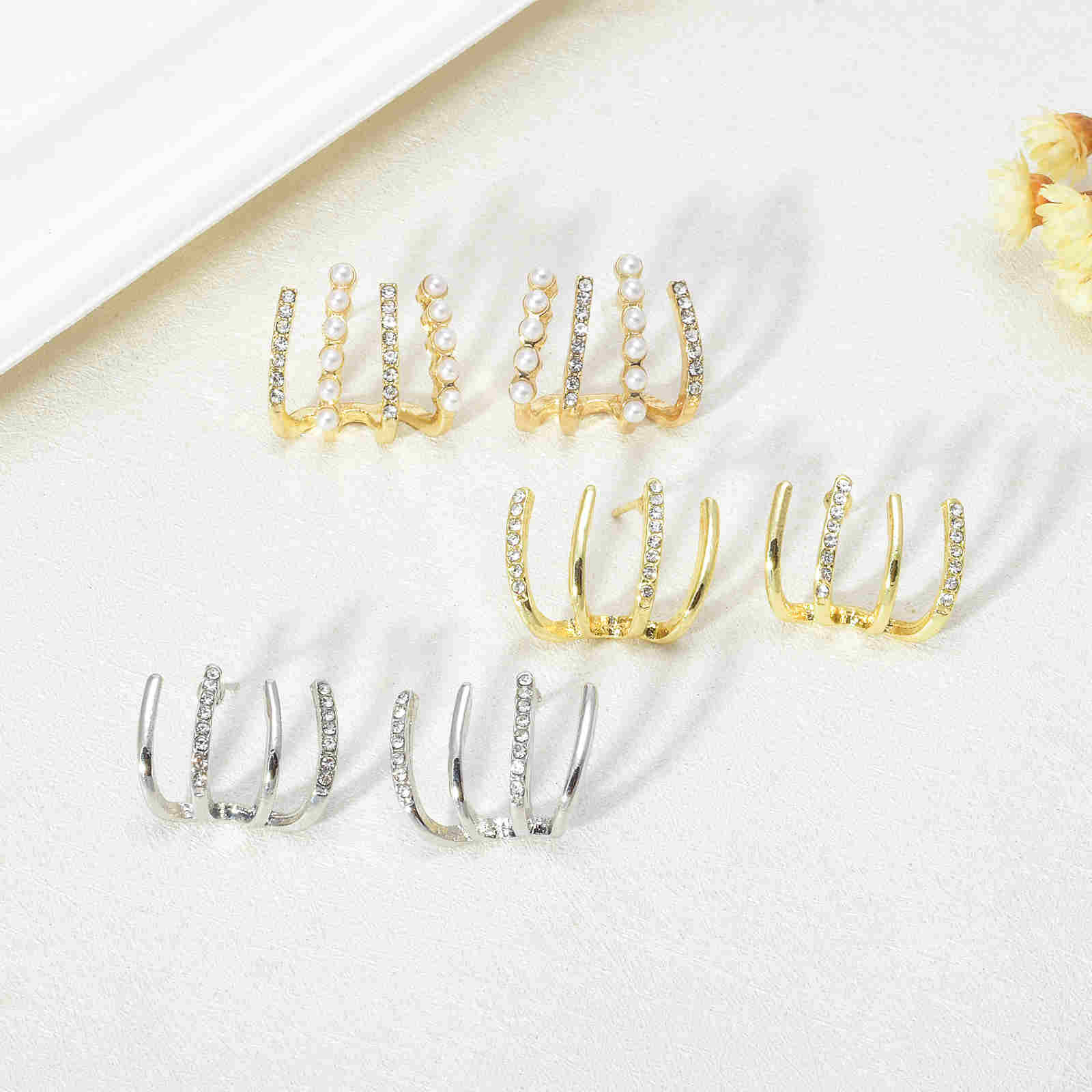 Boucles d'oreilles créoles multi-or | Petites créoles à perles | Boucles d'oreilles créoles à griffes pour femmes