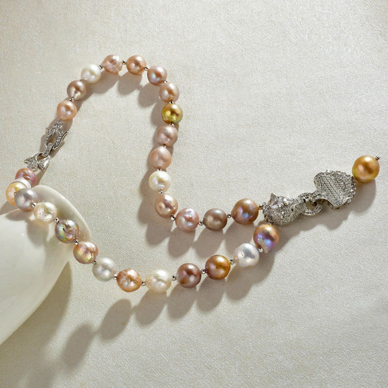 13–14 mm große Halskette mit Barockperlen-Anhänger | Zierliche Leoparden-Halskette mit echten Perlen und Diamanten für Damen