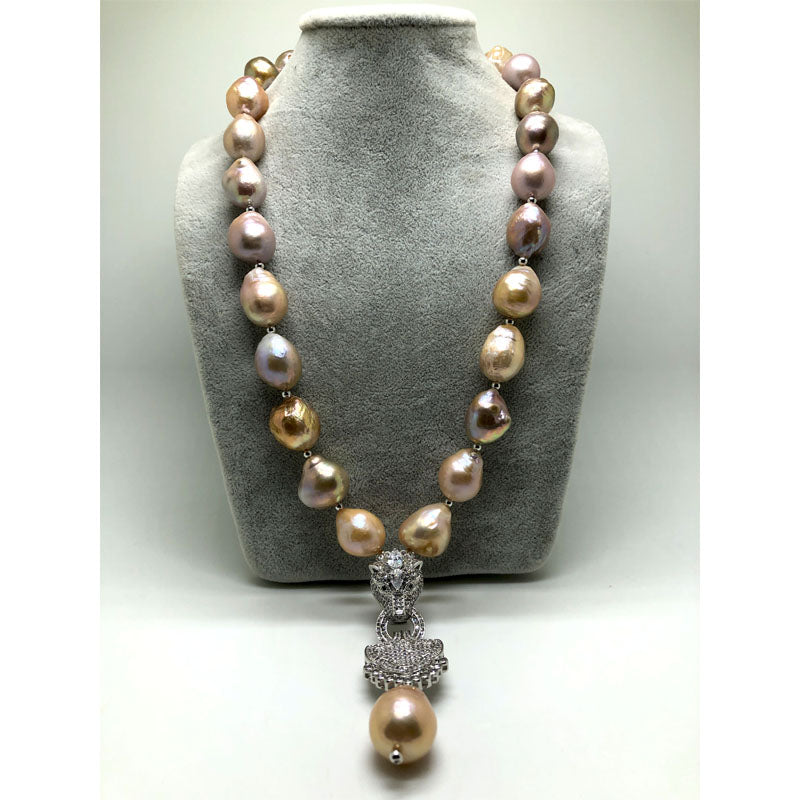 13–14 mm große Halskette mit Barockperlen-Anhänger | Zierliche Leoparden-Halskette mit echten Perlen und Diamanten für Damen