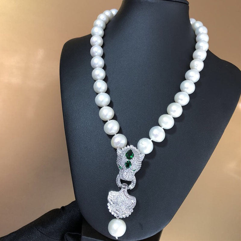 13–14 mm große Halskette mit Barockperlen-Anhänger | Zierliche Leoparden-Halskette mit echten Perlen und Diamanten für Damen