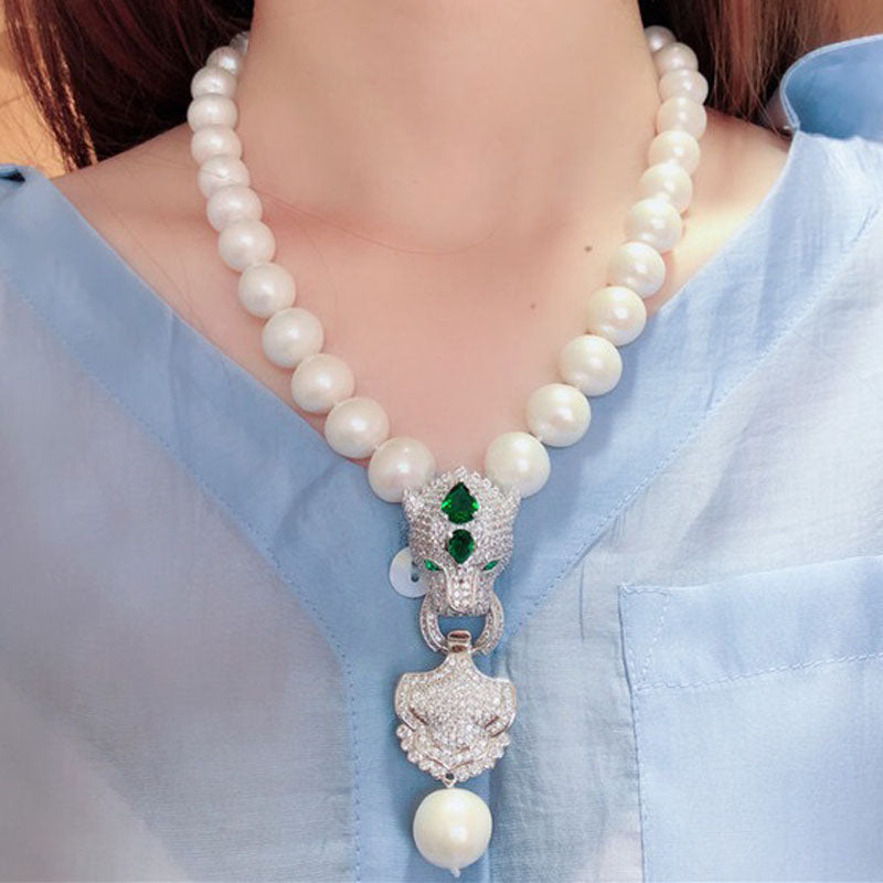 13–14 mm große Halskette mit Barockperlen-Anhänger | Zierliche Leoparden-Halskette mit echten Perlen und Diamanten für Damen