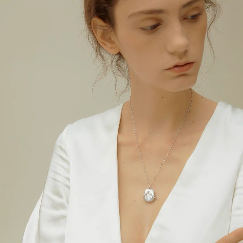 Gestaltete quadratische Halskette mit großem Barockperlen-Anhänger aus 14 Karat Gold und Sterlingsilber (16–18 mm)