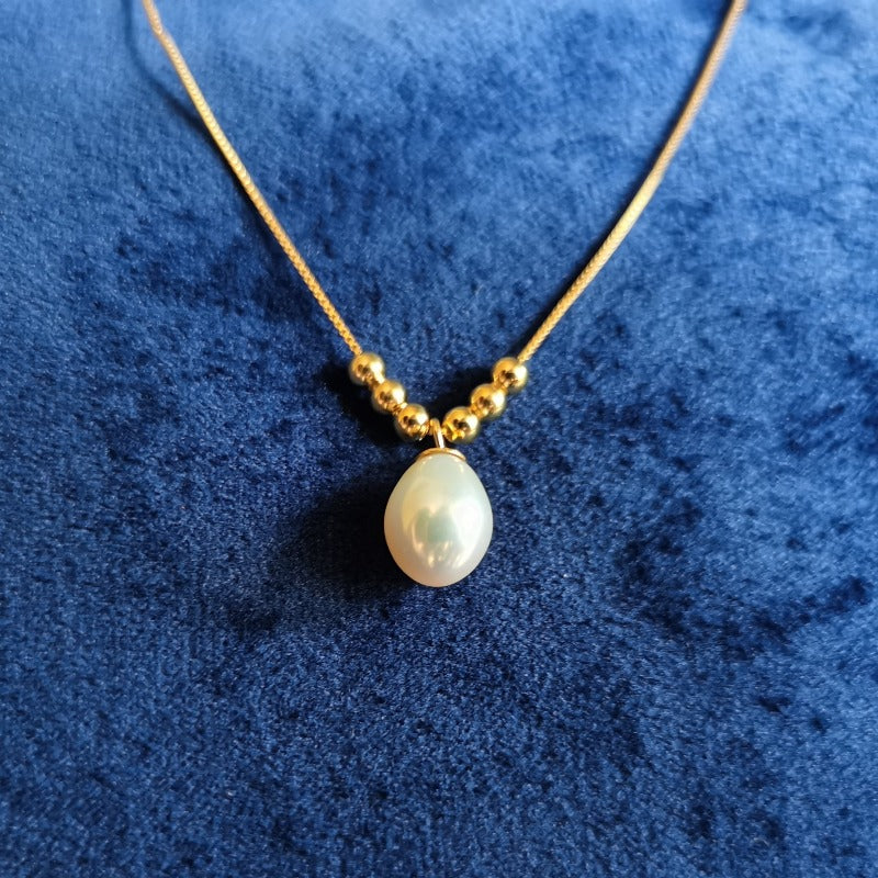 Collier avec pendentif en perle d'eau douce de culture et perles blanches avec chaîne en argent et or (7-8 mm)