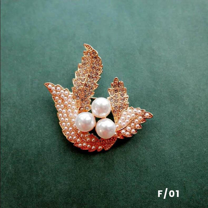 antique brooches-hugetomato