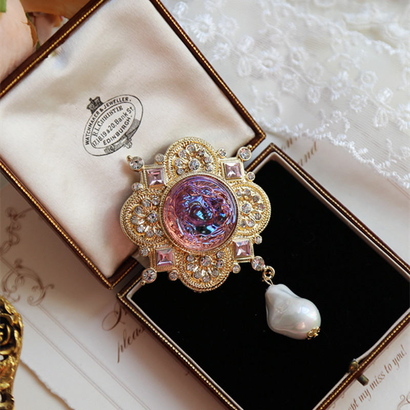 Broche de ángel único con gota de perla barroca