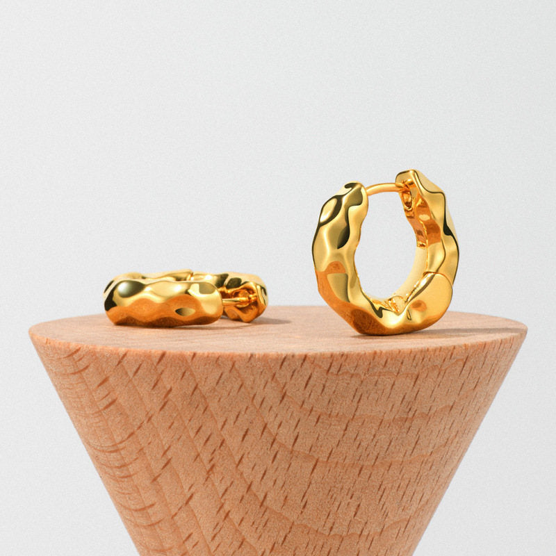 Gewellte Oberfläche Huggie Ohrringe | Kleine Creolen in Gold und Silber