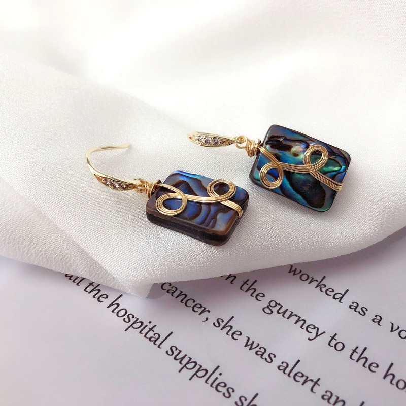 Pendientes de concha de abulón negro Pendientes únicos de nácar en monturas de oro