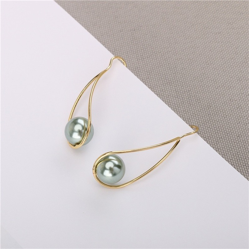 Pendientes colgantes de perlas triangulares | Pendientes de perlas grises | Pendientes de gancho de pastor chapados en oro de 14 quilates