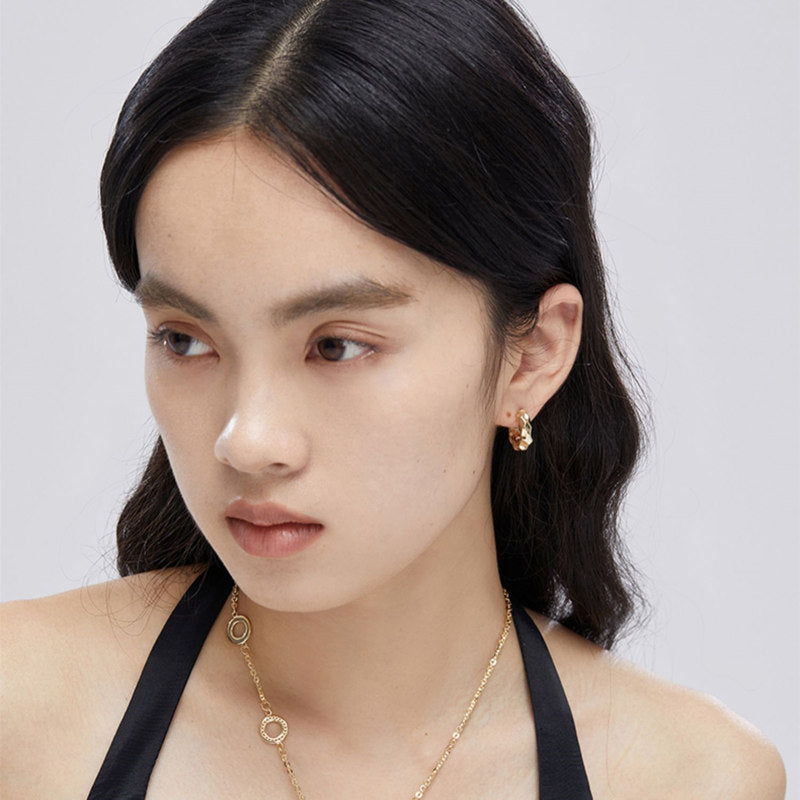 Gewellte Oberfläche Huggie Ohrringe | Kleine Creolen in Gold und Silber