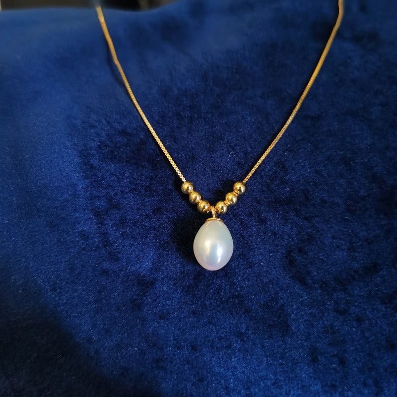 Collier avec pendentif en perle d'eau douce de culture et perles blanches avec chaîne en argent et or (7-8 mm)
