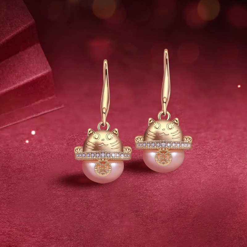 Aretes colgantes de perlas cultivadas de agua dulce con tema de gato de la fortuna en oro de 14 k sobre plata de ley
