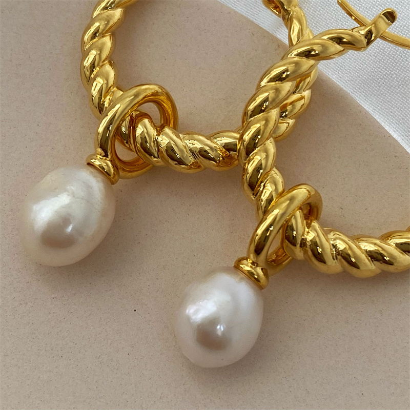 Pendientes de aro giratorios de oro | Pendientes colgantes de perlas reales | Aretes de aro retorcidos con gota de perla blanca (6-7 mm)
