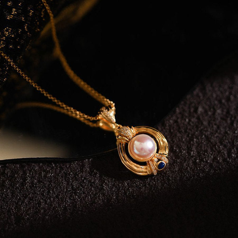 Anhänger mit Süßwasserperlen im mittelalterlichen Stil und goldenes Armband | Halskette mit goldenem Perlenanhänger | Armband aus Gold und Diamanten