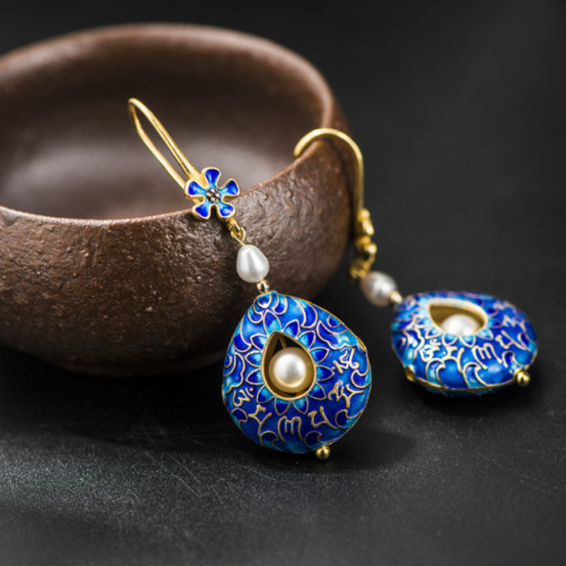 Aretes colgantes estilo cloisonné de perlas cultivadas de agua dulce en oro de 14 quilates sobre plata de ley (4-5 mm)