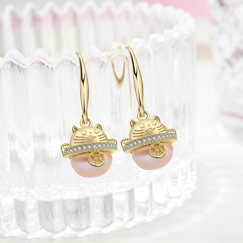 Aretes colgantes de perlas cultivadas de agua dulce con tema de gato de la fortuna en oro de 14 k sobre plata de ley
