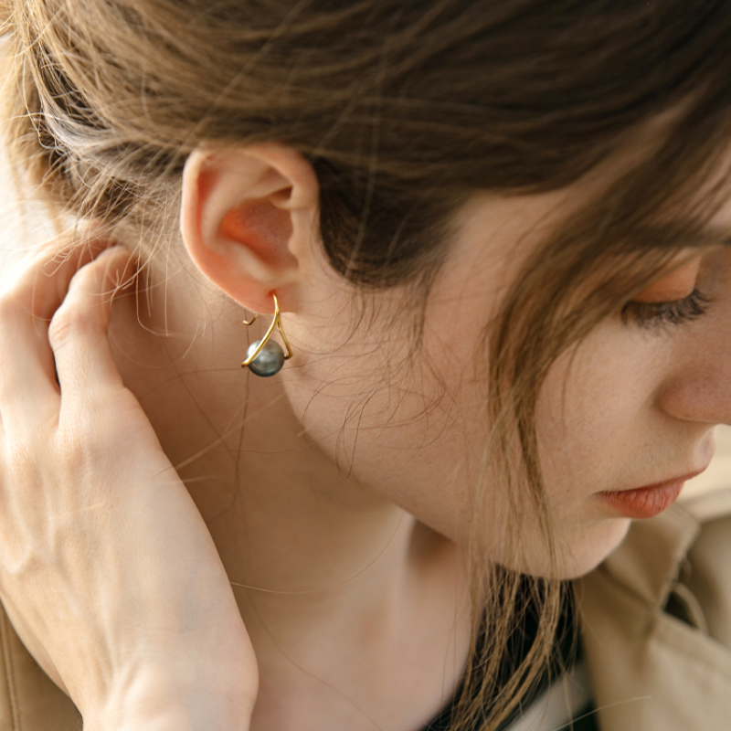 Pendientes colgantes de perlas triangulares | Pendientes de perlas grises | Pendientes de gancho de pastor chapados en oro de 14 quilates