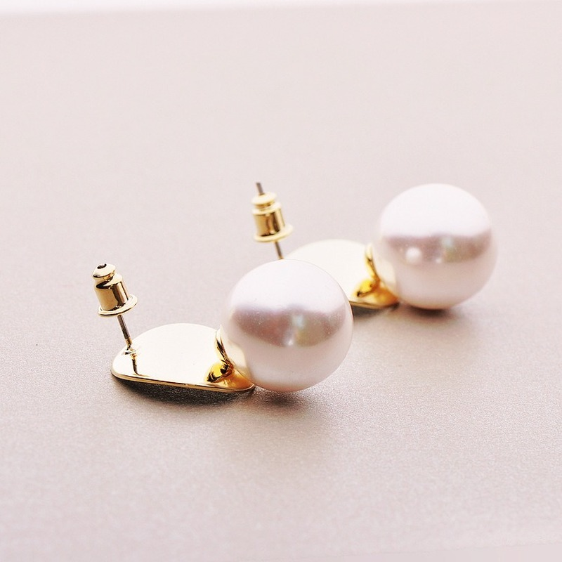 Aretes de perlas redondas geométricas para mujer en pasador plateado de oro de 14 quilates (14 mm)