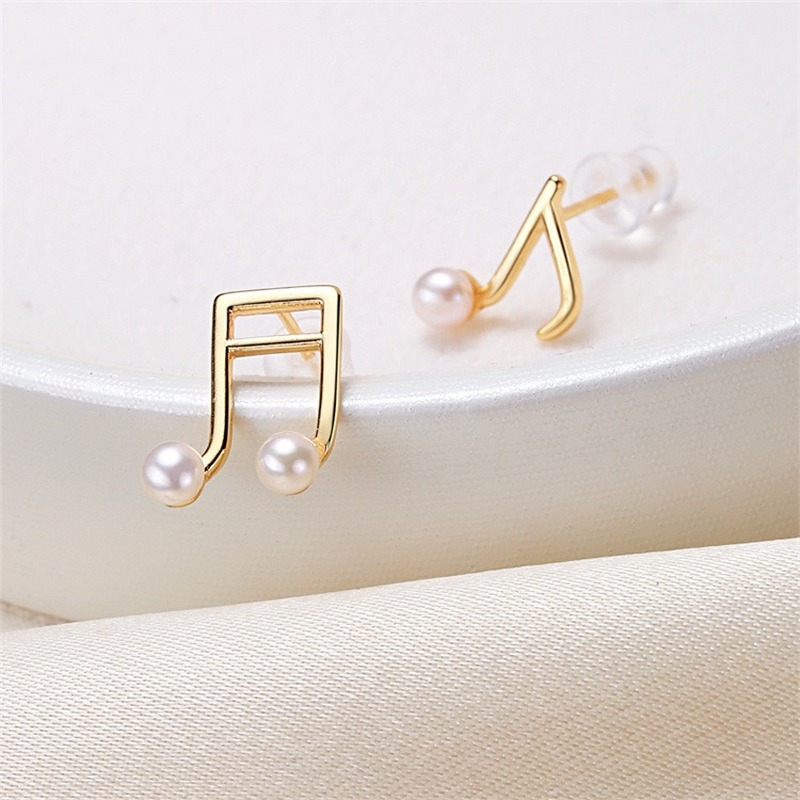 Aretes de perlas cultivadas de agua dulce estilo notación musical en oro de 14 k sobre plata de ley