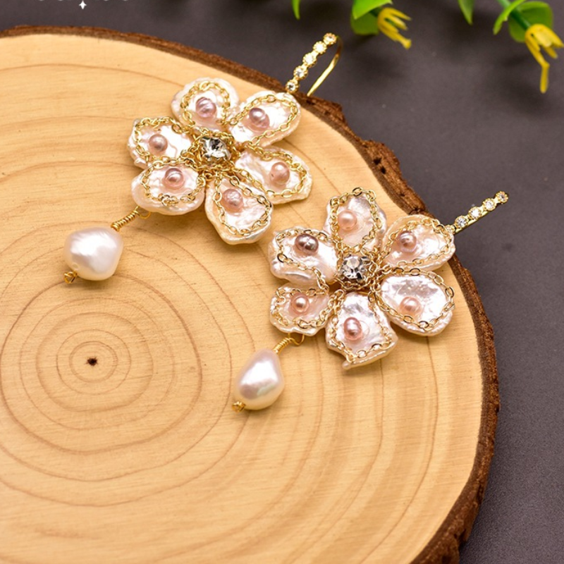 Aretes colgantes de perlas barrocas con flores en oro de 14 quilates sobre plata de ley (9-10 mm)
