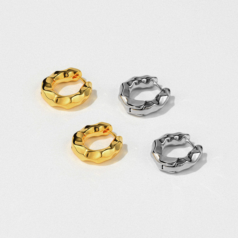 Gewellte Oberfläche Huggie Ohrringe | Kleine Creolen in Gold und Silber