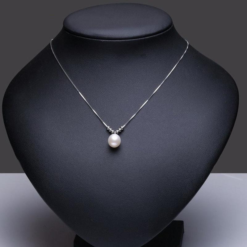 Collier avec pendentif en perle d'eau douce de culture et perles blanches avec chaîne en argent et or (7-8 mm)