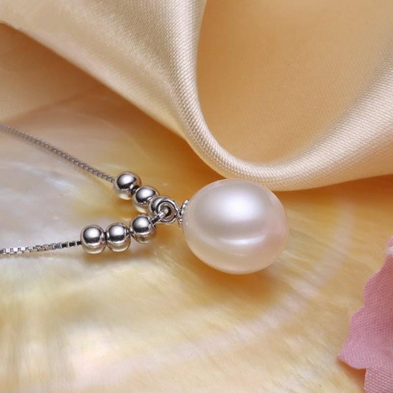 Collier avec pendentif en perle d'eau douce de culture et perles blanches avec chaîne en argent et or (7-8 mm)