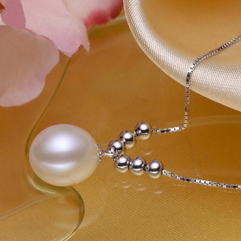 Collier avec pendentif en perle d'eau douce de culture et perles blanches avec chaîne en argent et or (7-8 mm)