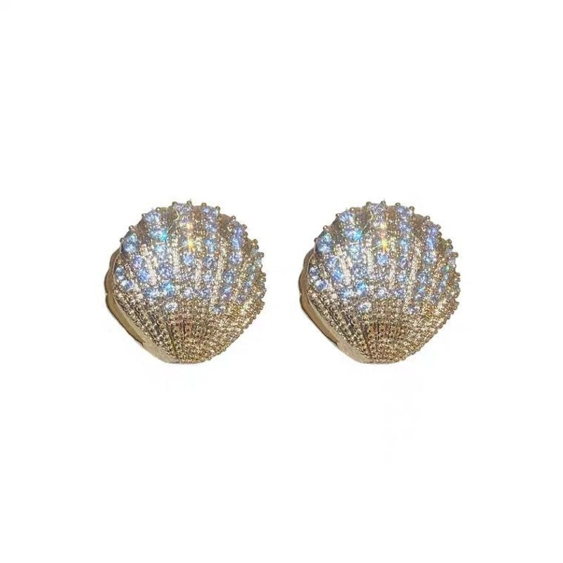 Sea Shell Earrings ~ Gold | Show Me Your Mumu | Shell jewelry, Sea earrings,  Seashell jewelry