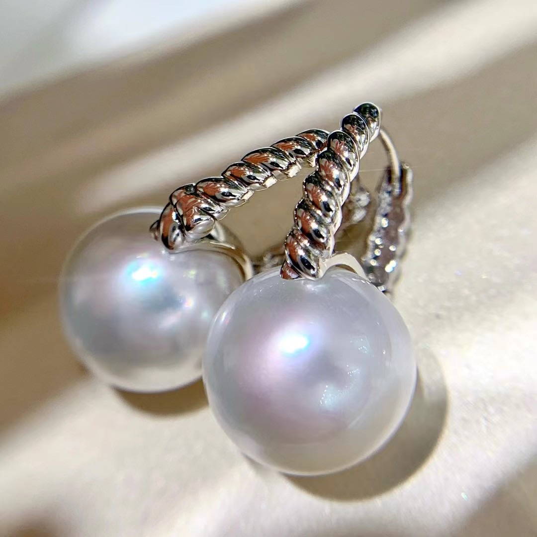 Pendientes de perlas elegantes de 12 mm Pendientes colgantes de perlas de aro giratorio hechos a mano con pasador de plata