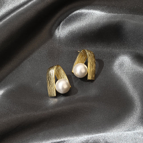 Pendientes elegantes chapados en oro con perlas blancas de 10 mm para mujer