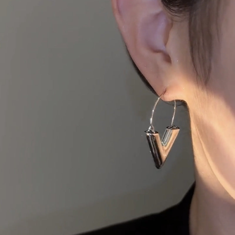 Essential V Hoops Earrings