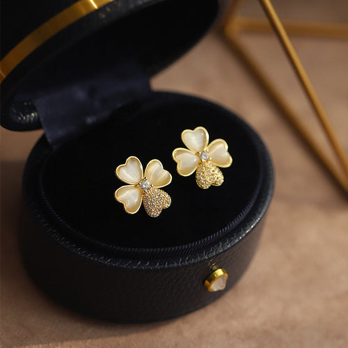 Pendientes de trébol de cuatro hojas blancos Pendientes de trébol de cuatro hojas de cristal con pasadores de plata S925