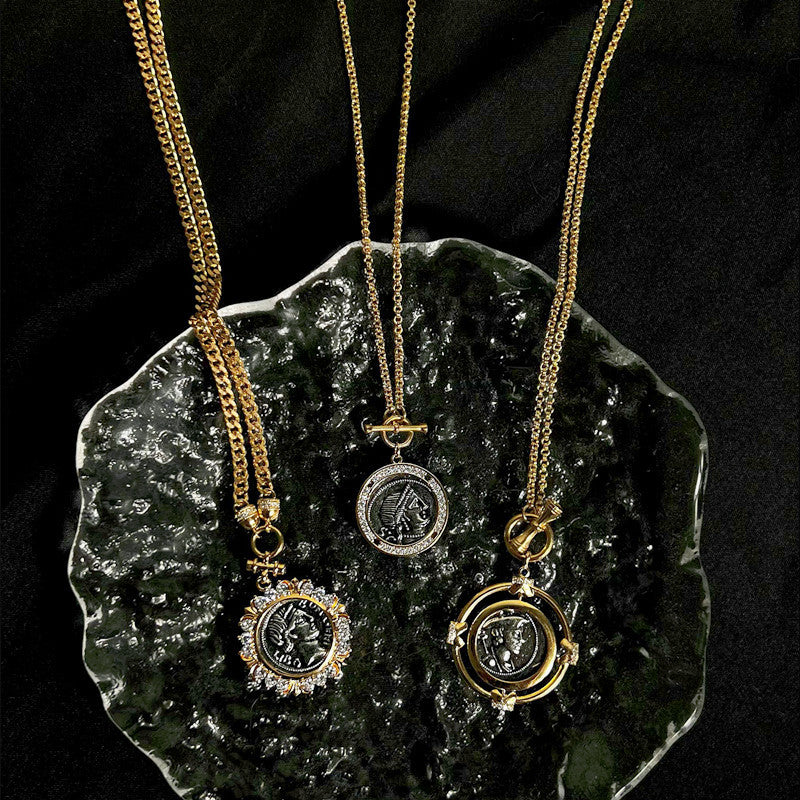 Collier avec pièce abstraite et corde en cuir · Doré · Accessoires Collier avec pièce abstraite et corde en cuir · Doré · Accessoires