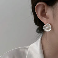 Freshwater Pearl Stud Earrings Silver Sea Snail Designed Pearl Earrings with Silver Pin