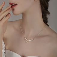 Halskette mit Anhänger im Schmetterlingsstil, weiße Süßwasserperle und Diamant, 14 Karat Gold über Sterlingsilberkette